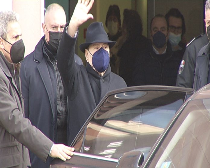 FOTO-BERLUSCONI-DIMESSO-SAN-RAFFAELE-31-01-2022.Immagine001.jpg