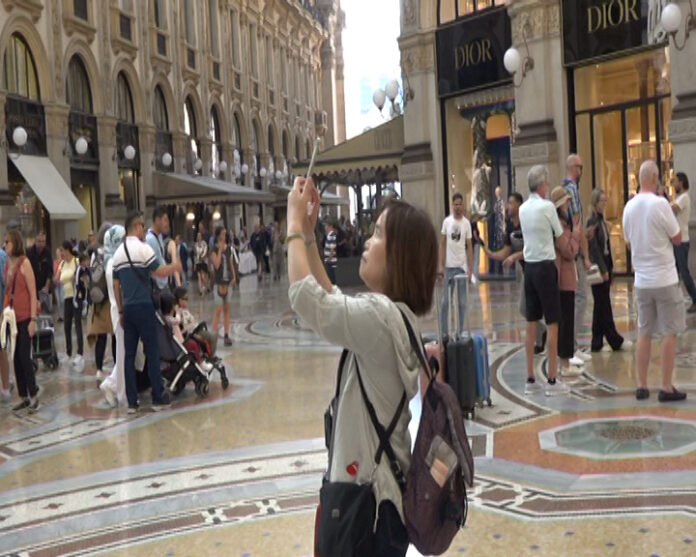 FOTO-TURISTA-A-MILANO.jpg