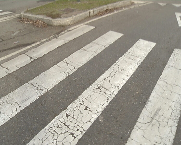 FOTO-STRISCE-PEDONALI-PIRATA-STRADA.jpg