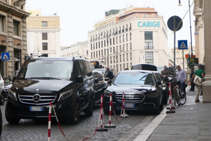 Roma: la città si svuota ma con gli Ncc in doppia fila è caos vicino piazza della Repubblica - foto 1